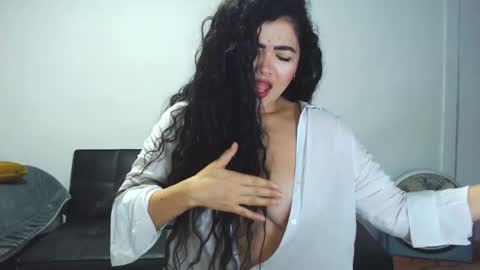 Snapshot of tuti_sex chatting on 10.28.25 tuti online show from 10.28.25