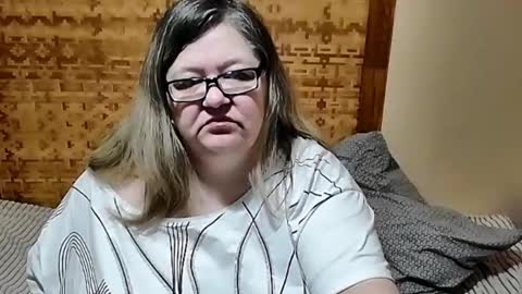 Snapshot of tviks chatting on 02.05.25 Lana online show from 02.05.25