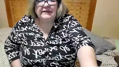 Snapshot of tviks chatting on 02.08.25 Lana online show from 02.08.25