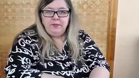 Snapshot of tviks chatting on 02.08.25 Lana online show from 02.08.25