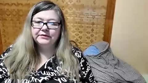 Snapshot of tviks chatting on 02.08.25 Lana online show from 02.08.25