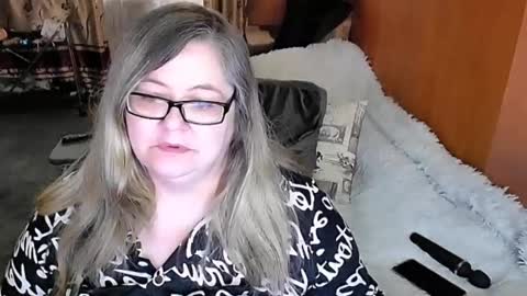 Snapshot of tviks chatting on 02.10.25 Lana online show from 02.10.25