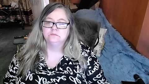 Snapshot of tviks chatting on 02.11.25 Lana online show from 02.11.25