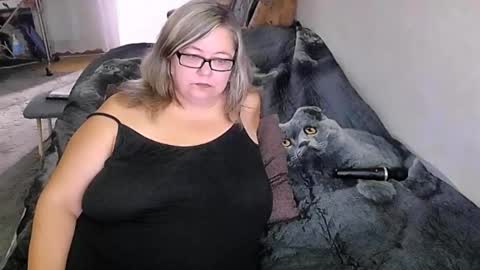 Snapshot of tviks chatting on 09.12.25 Lana online show from 09.12.25