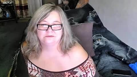 Snapshot of tviks chatting on 09.29.25 Lana online show from 09.29.25