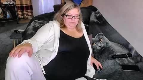 Snapshot of tviks chatting on 10.02.25 Lana online show from 10.02.25