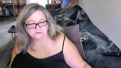 Snapshot of tviks chatting on 10.04.25 Lana online show from 10.04.25