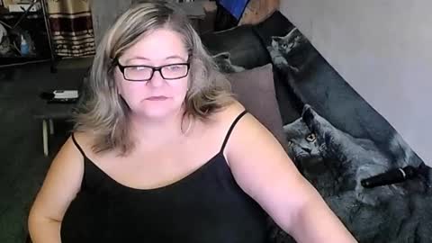 Snapshot of tviks chatting on 10.06.25 Lana online show from 10.06.25