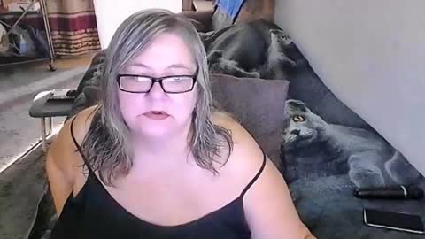 Snapshot of tviks chatting on 10.08.25 Lana online show from 10.08.25