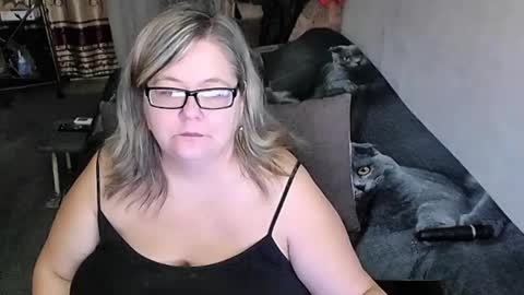 Snapshot of tviks chatting on 10.12.25 Lana online show from 10.12.25