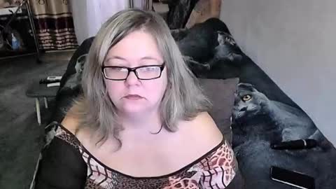 Snapshot of tviks chatting on 10.17.25 Lana online show from 10.17.25