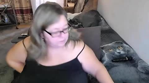 Snapshot of tviks chatting on 11.02.25 Lana online show from 11.02.25