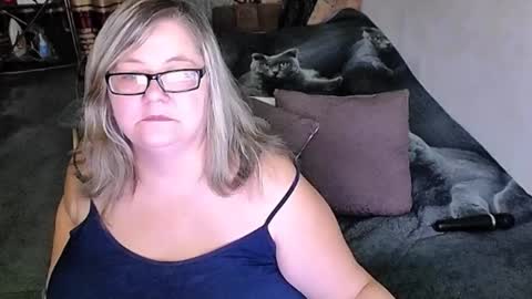 Snapshot of tviks chatting on 11.30.25 Lana online show from 11.30.25