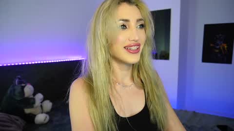 Snapshot of tweety_twist chatting on 12.17.24 MayCarrey online show from 12.17.24