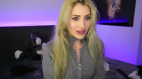 Snapshot of tweety_twist chatting on 12.24.24 MayCarrey online show from 12.24.24