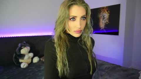 Snapshot of tweety_twist chatting on 01.15.25 MayCarrey online show from 01.15.25