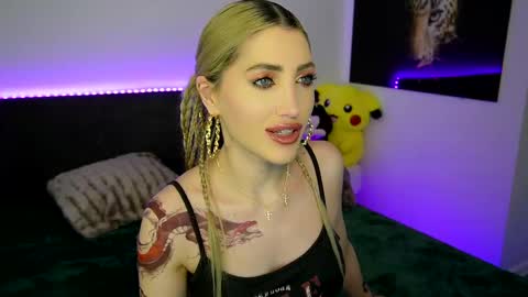 Snapshot of tweety_twist chatting on 03.10.25 MayCarrey online show from 03.10.25