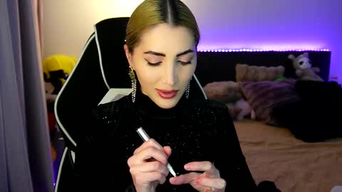 Snapshot of tweety_twist chatting on 12.14.25 MayCarrey online show from 12.14.25