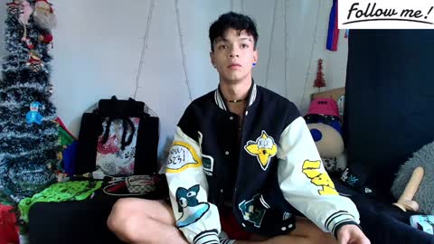 Snapshot of twink_sebas_ chatting on 12.25.24 Bad boy sebastian online show from 12.25.24