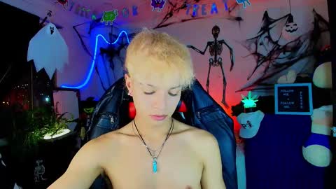 Snapshot of twink_sebas_ chatting on 10.30.25 Bad boy sebastian online show from 10.30.25