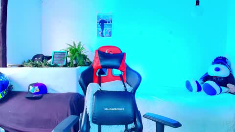 Snapshot of twink_sebas_ chatting on 11.24.25 Bad boy sebastian online show from 11.24.25