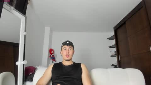 Snapshot of twintease chatting on 11.13.25 twintease online show from 11.13.25