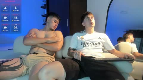 Snapshot of twintease chatting on 11.26.25 twintease online show from 11.26.25