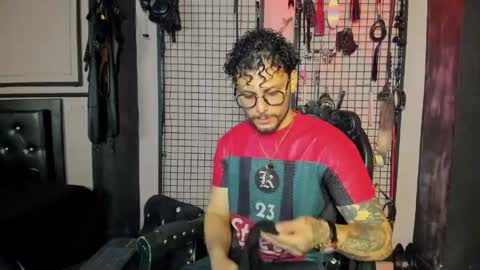 Snapshot of twisted_fantasy_ chatting on 05.12.26 Clio Tadeo online show from 05.12.26