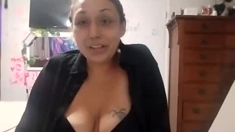 Snapshot of twocrazy85 chatting on 11.06.25 Twocrazy85 online show from 11.06.25