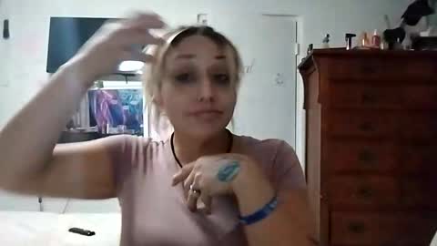 Snapshot of twocrazy85 chatting on 11.12.25 Twocrazy85 online show from 11.12.25