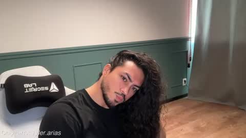 Snapshot of tylerarias chatting on 06.20.26 tylerarias online show from 06.20.26