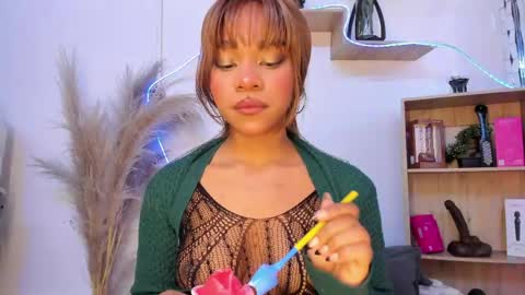 Snapshot of tylla__ chatting on 04.12.26 tylla__ online show from 04.12.26