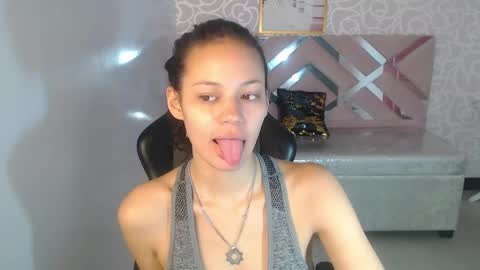 Snapshot of tyna_ch chatting on 09.08.25 TYNA online show from 09.08.25