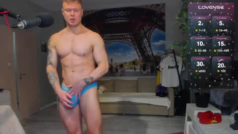 Snapshot of ukgymboy chatting on 02.01.25 James Iron online show from 02.01.25
