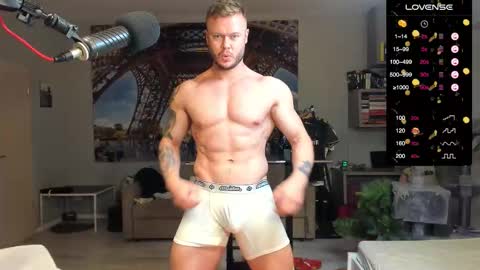 Snapshot of ukgymboy chatting on 09.08.25 James Iron online show from 09.08.25