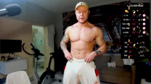 Snapshot of ukgymboy chatting on 10.11.25 James Iron online show from 10.11.25