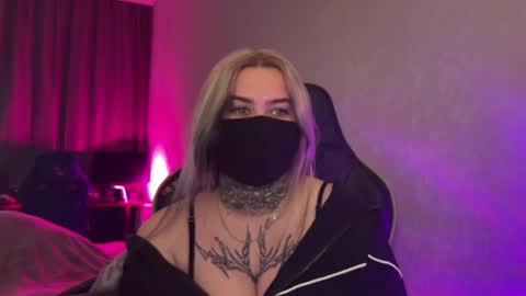 Snapshot of unaxyling chatting on 04.04.26 unaxyling online show from 04.04.26