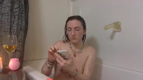 Lola Moonstone online show from 03.12.26