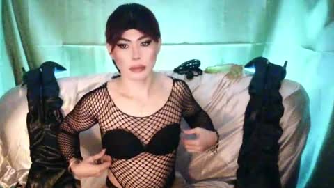 Snapshot of ur_dominatrix chatting on 06.12.26 MISS ANNA online show from 06.12.26