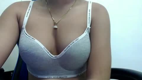 Snapshot of ur_small_girl chatting on 10.13.25 ur_small_girl online show from 10.13.25