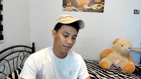 Snapshot of urfucker_vinz chatting on 05.17.26 urfucker_vinz online show from 05.17.26