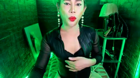 queen norelle online show from 02.04.25