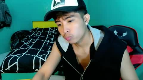 Snapshot of urhot_jeremyxx chatting on 05.17.26 jeremy online show from 05.17.26