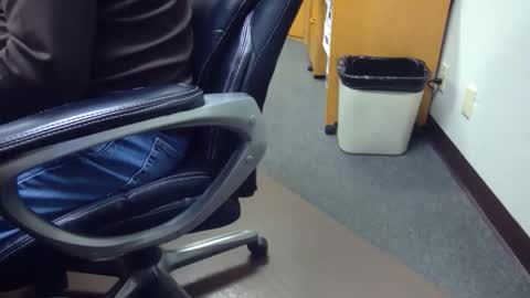 Snapshot of useemie chatting on 11.20.25 useemie online show from 11.20.25