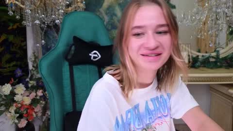 Snapshot of uvrays999 chatting on 01.01.25 Leila online show from 01.01.25