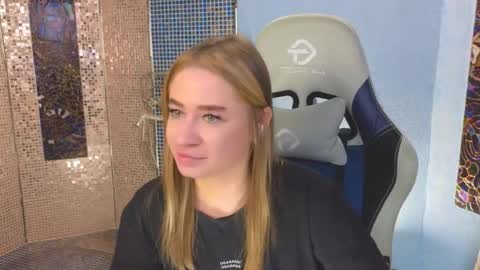 Snapshot of uvrays999 chatting on 10.30.25 Leila online show from 10.30.25