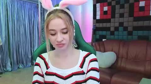 Snapshot of uvrays999 chatting on 11.25.25 Leila online show from 11.25.25