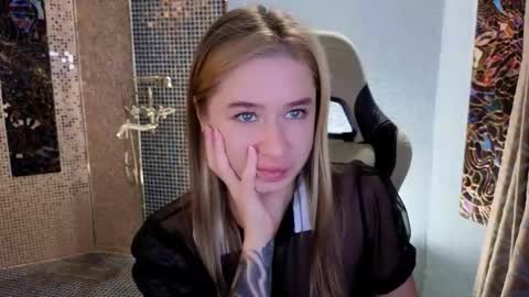 Snapshot of uvrays999 chatting on 11.26.25 Leila online show from 11.26.25