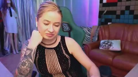 Snapshot of uvrays999 chatting on 11.27.25 Leila online show from 11.27.25