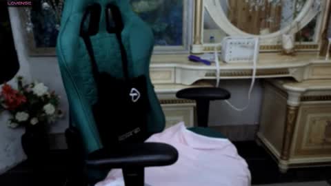 Snapshot of uvrays999 chatting on 11.28.25 Leila online show from 11.28.25